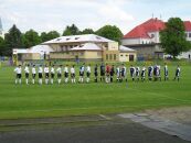 Mužstva se zdraví před zahájením zápasu.