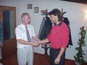 Pavel ek, pedseda fotbalovho oddlu TJ Svitavy, gratuluje Karlovi Horskmu k jeho 40. narozeninm.