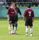 Milan Sedláček a Radek Ehrenberger ve středovém kruhu, za několik okamžiků bude zahájen zápas.