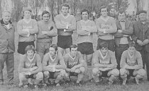 1975 - Snmek z doby, kdy tehdej drustvo bojovalo v I.B td. V horn ad zleva trenr Skora, Ji Vesel, Bohuslav ehek, Pavel Schejbal, Pavel Vostel, Zdenk K, Frantiek Ehrenberger, poadatel a velk fanda Josef Peka. Dole zleva Ivo Sedlk, Zdenk Komrka, Pavel vec, Milan Krlek a Ladislav Oliva.