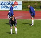 Filip Jiroušek, Karel Jílek a Ondra Jelínek se rozcvičují před začátkem zápasu.
