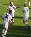 Radost v podání (zleva) Milana Hýbla, Martina Zatočila a Milana Králíčka po našem vyrovnávacím gólu na 1:1.